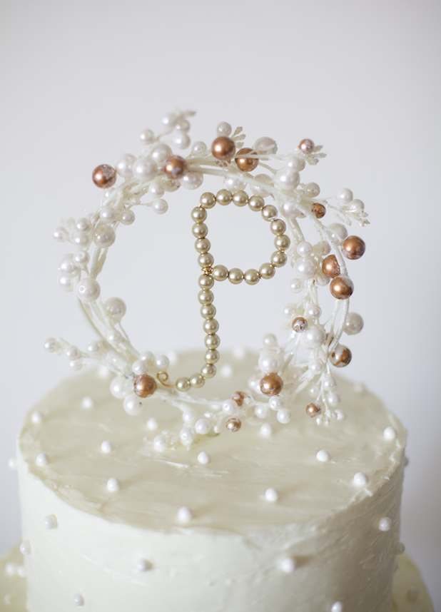 Présentez Votre nouveau nom de famille commun Avec une belle forme de gâteau de perles.