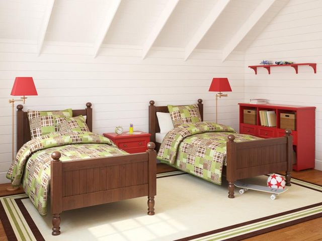 Une chambre avec deux lits jumeaux dans un loft.