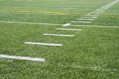 Terrain de football avec des marques de triage et les marques de hachage