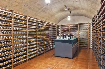Une grande cave à vin.