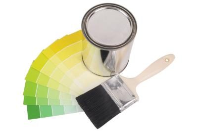 Briquet échantillons de couleur avec pinceau et pot de peinture.