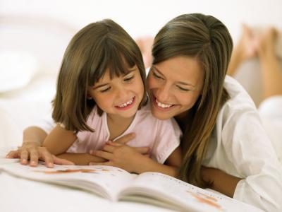 Mère et fille lisant ensemble