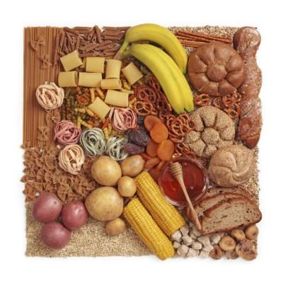 Les aliments riches en glucides comprennent les pommes de terre, les pâtes, le pain, le blé et les produits de son.