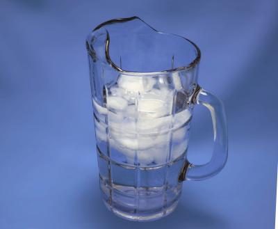 Pichet de l'eau avec de la glace
