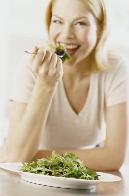 Femme de manger une salade
