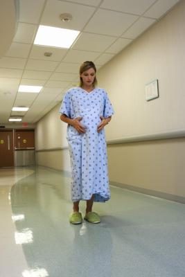 Une femme enceinte à l'hôpital en marchant