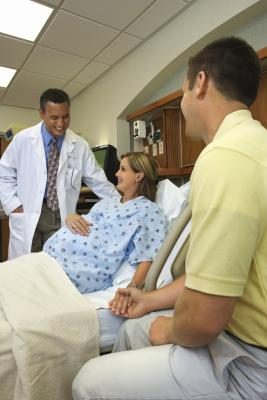 Une femme enceinte à l'hôpital de parler au médecin