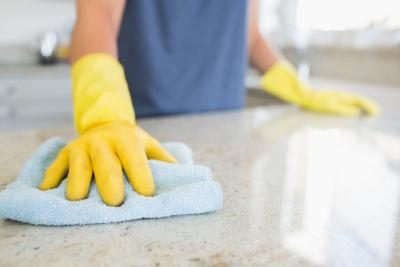 Portez des gants pour éviter d'attraper le virus pendant le nettoyage.