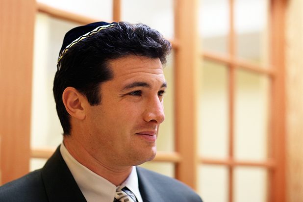 Hommes couvrent leurs têtes pour les Grandes Fêtes juives.