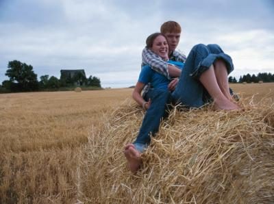 Jeune couple à la ferme