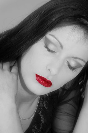 Lèvres rouges sont cruciales pour les costumes de vampires féminins.