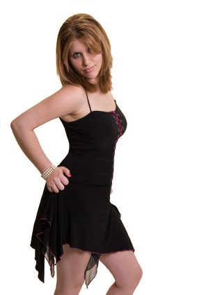 Une grande robe noire ou rouge peut faire le travail de costume.