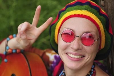 Femme avec des couleurs Reggae sur le chapeau.