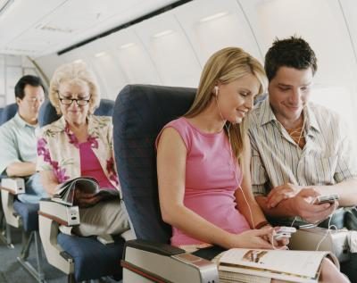 Jeune femme dans des vêtements confortables sur avion.