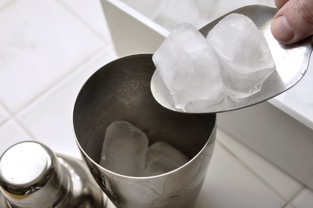 Réfrigérer shaker avec des glaçons.