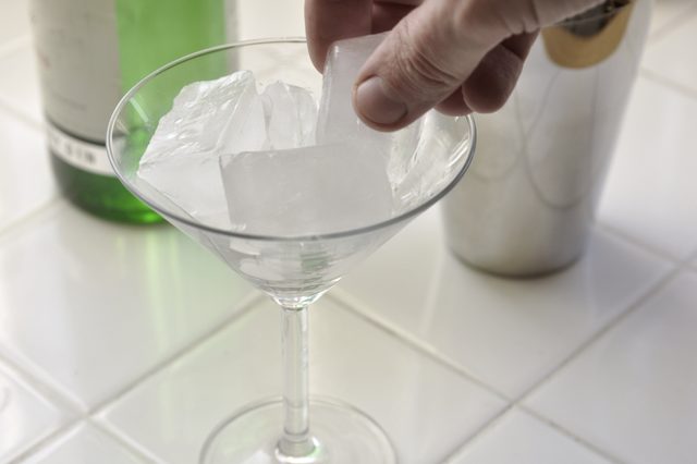 Réfrigérer verre tout en préparant la boisson.