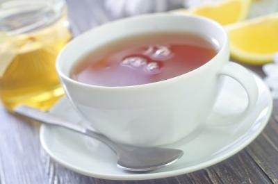 Boire du thé à base de plantes.