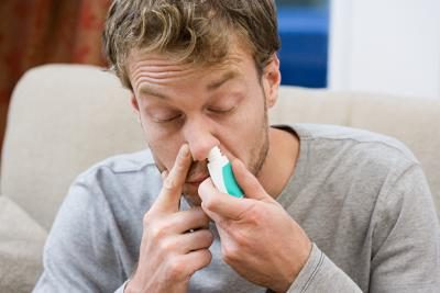 Le mâle adulte utilise spray nasal pour aider à soulager sa douleur
