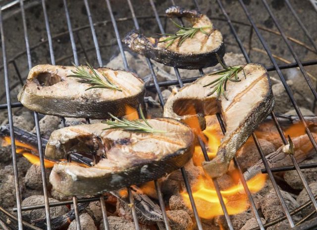 darnes de saumon grillées sur le barbecue en cours.