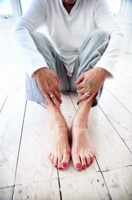 Une femme âgée avec les pieds nus