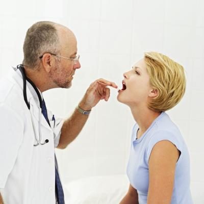 Docteur inspecte un patient's mouth