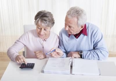 Utilisez le formulaire 1040-ES pour calculer l'impôt estimé sur votre revenu de retraite.