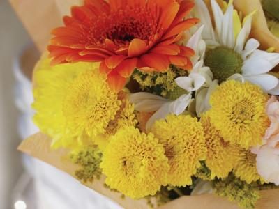 Envoyez des fleurs à l'enterrement ou à la famille's home.