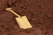 Utilisez une pelle pour enlever l'eau stagnante et de creuser dans le sol boueux.