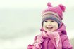 Petite fille dans manteau d'hiver rose
