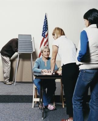 personnes au bureau de vote