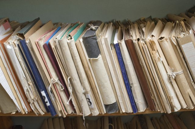 Un gros plan d'une étagère de paperasse archivé.