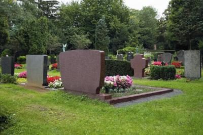 Les sépultures sur une pelouse cimetière.