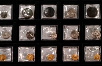 Monnaies antiques exposés au magasin de pièces de monnaie