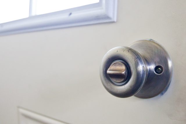 Comment réparer un bouton de verrouillage de porte qui refuse de démarrer