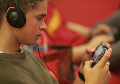 Jeune homme avec sa PlayStation Portable