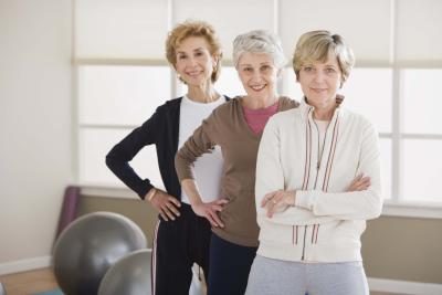 Les femmes d'âge mûr à la salle de gym