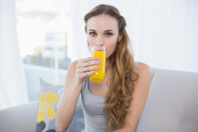 Jeune femme verre à boire du jus de fruits.