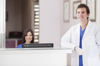 Obtenir une position d'entrée de gamme comme assistante de cabinet dentaire, soins dentaires, commis de bureau ou dentaire réceptionniste de bureau.