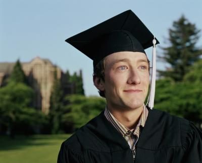 Jeune homme en graduation cap