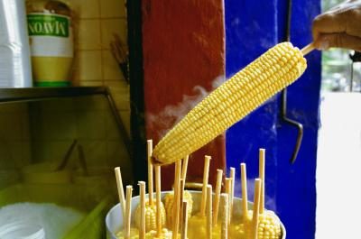 Maïs sur le stand de la nourriture de l'épi à la juste