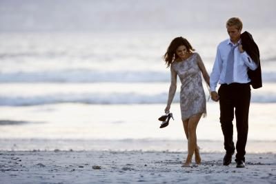Couple marchant sur la plage