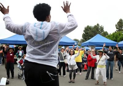 Les aînés participent à des cours de Zumba au Festival de vie sain à Oakland, CA.