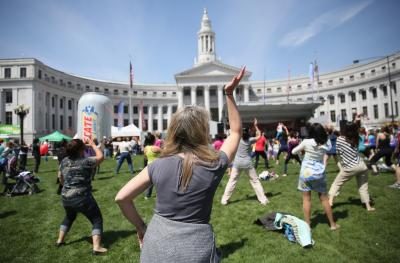 Les femmes faisant des exercices Zumba au Civic Center Park à Denver, CO.