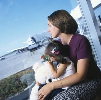 mère et l'enfant à l'aéroport