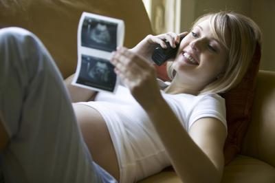 Une femme enceinte sur le téléphone