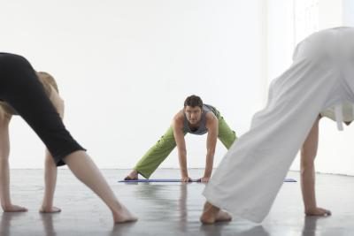 Yoga enseignant démontrant pose