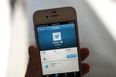 Twitter est un service qui diffuse des messages à des téléphones mobiles.