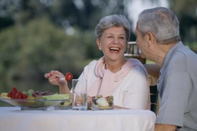 Senior couple de manger une salade de fruits sains à l'extérieur