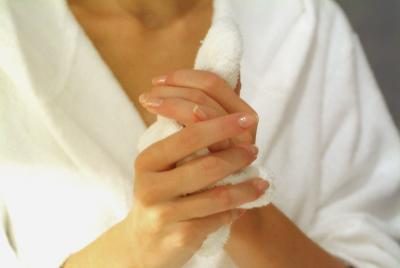 Frottant les mains avec une serviette