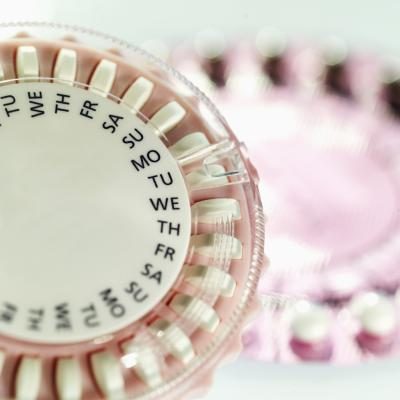 Certaines femmes peuvent avoir un déséquilibre de l'oestrogène en raison de pilules de contrôle des naissances et peuvent avoir besoin de changer leur méthode de contraception.